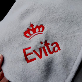 szary kocyk dla psa z czerwonym imieniem evita sweetapaszka.pl